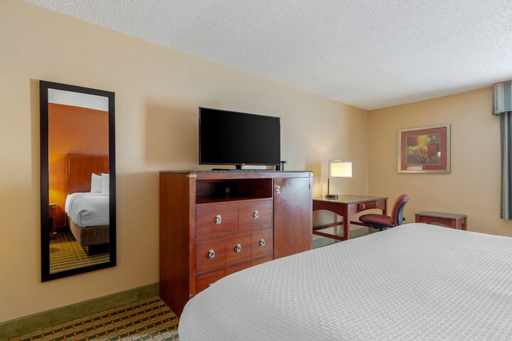 1 King Bed High Speed Internet Accessible Coffee Maker, Hairdryer Iron and Ironing Board (6 of 15)