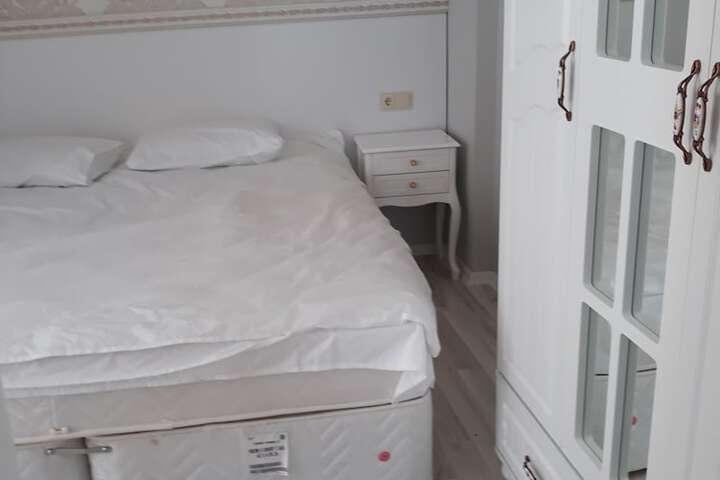 Room 10 of 27