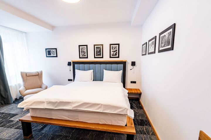 Room 16 of 77