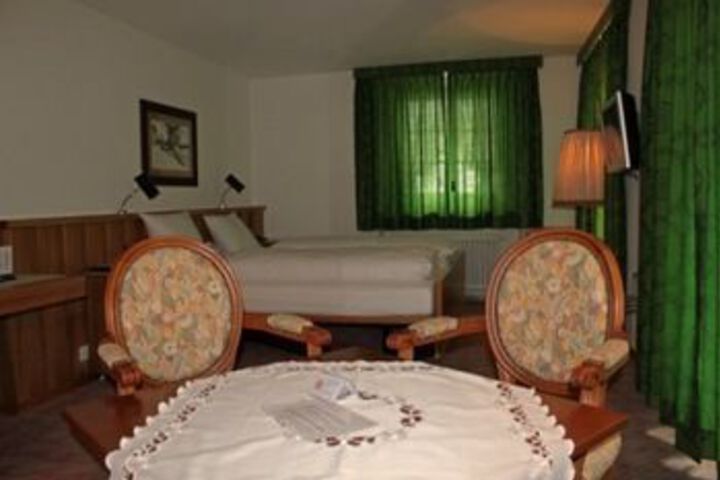 Room 42 of 106