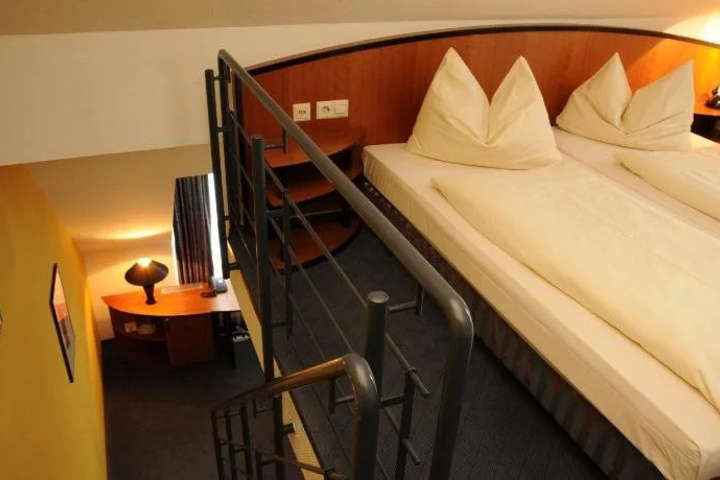 Room 4 of 5