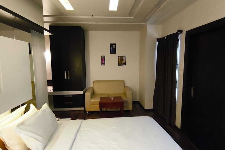 Room 6 of 13