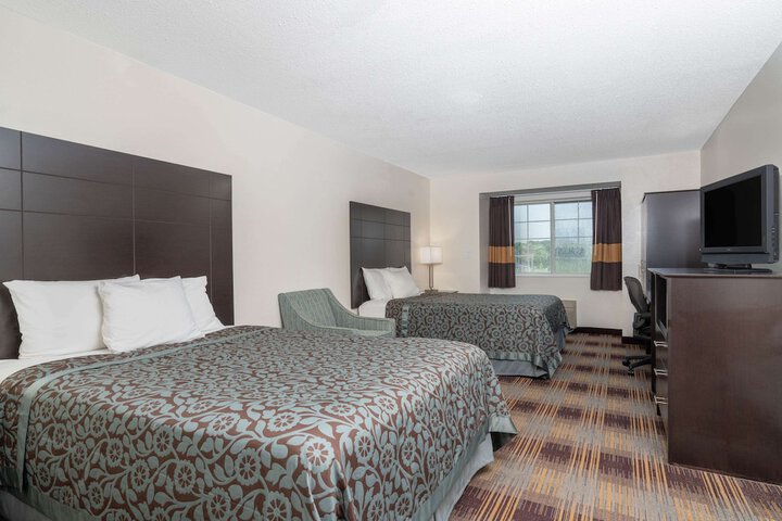1 Queen Bed Mobility Accessible (4 of 19)