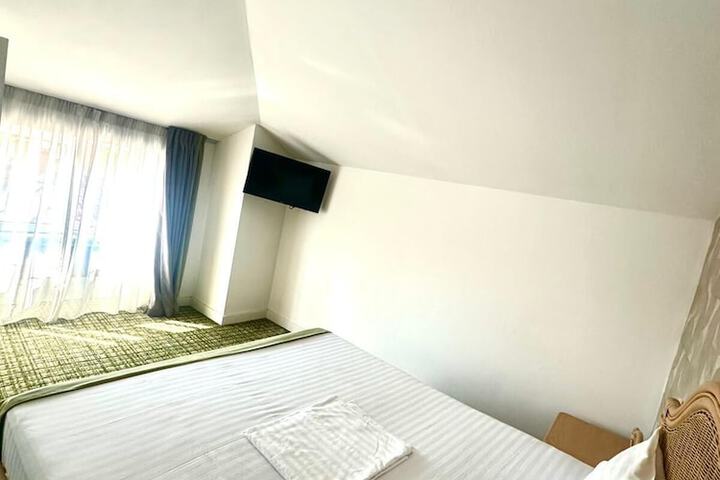 Room 8 of 34