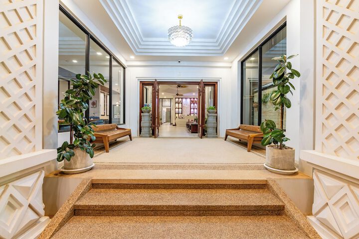 Hotel 2 of 211