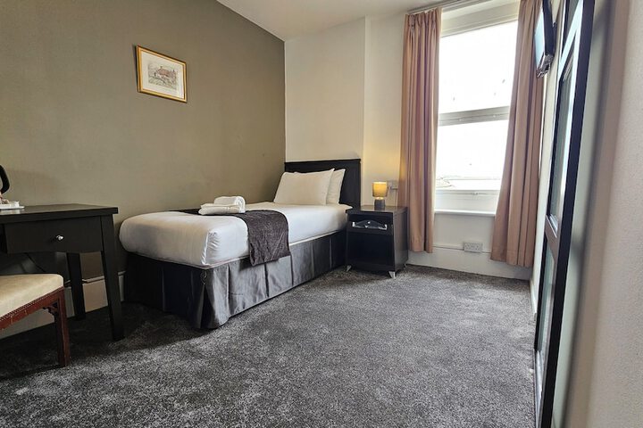 Room 5 of 17