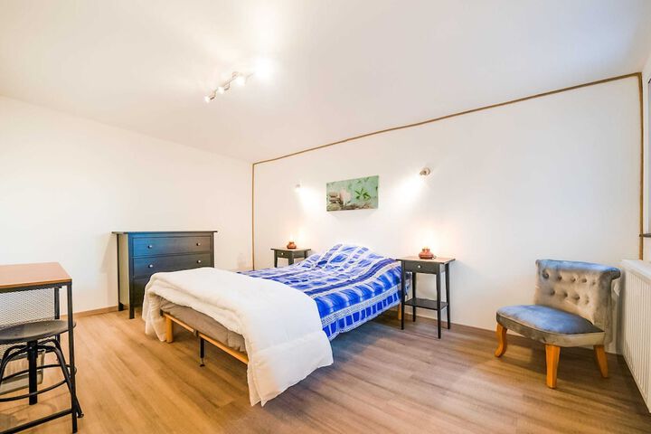 Room 2 of 38