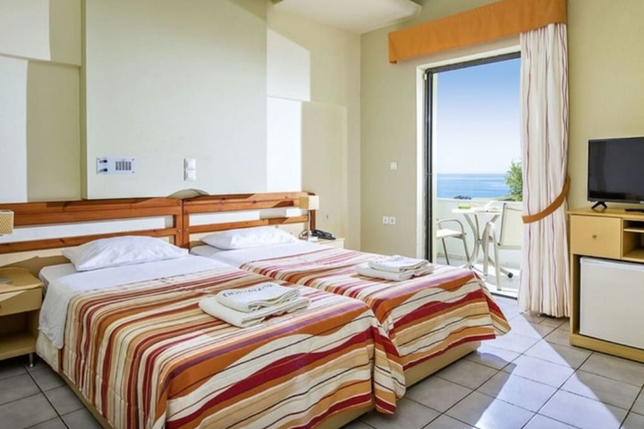 Room 2 of 28