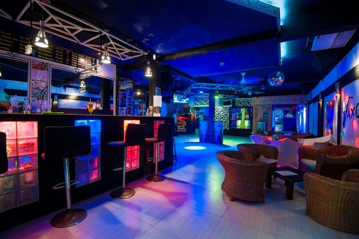 Lounge 24 of 33