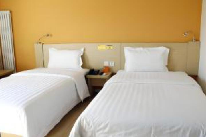 Room 14 of 16