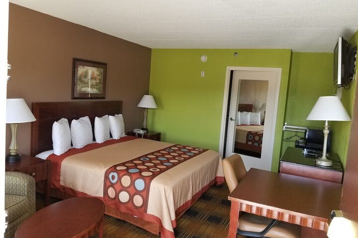 1 King Bed (3 of 7)