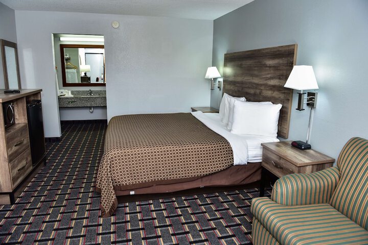 1 King Bed (3 of 10)