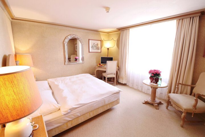 Room 10 of 34