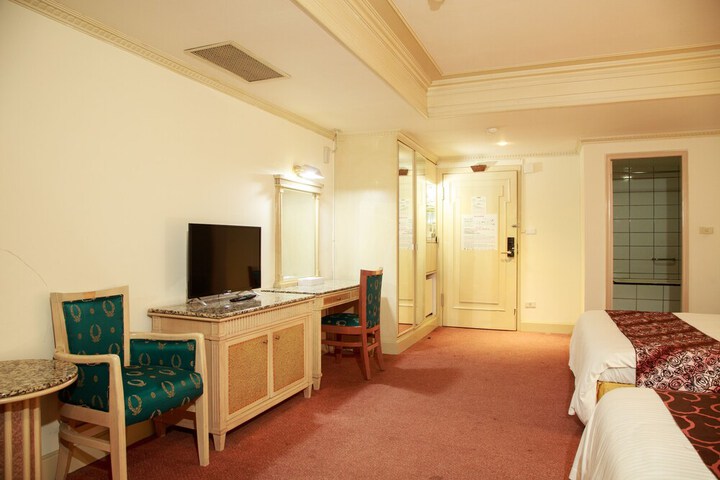 Room 33 of 35