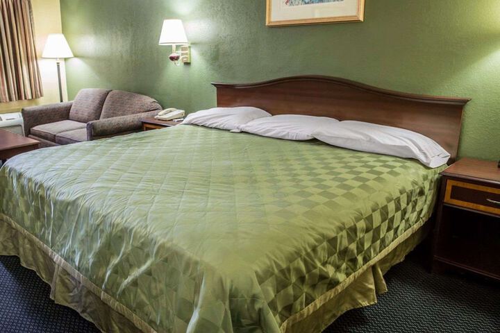 1 King Bed (15 of 18)
