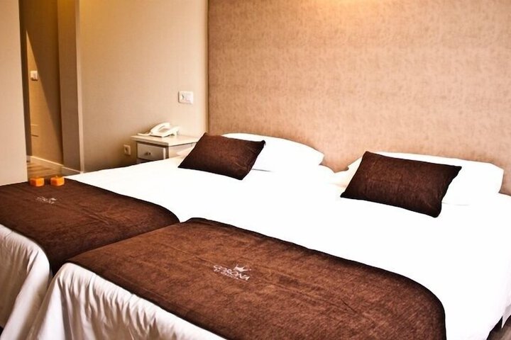 Room 13 of 33