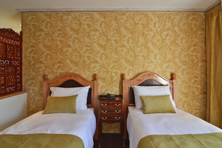 Room 6 of 14