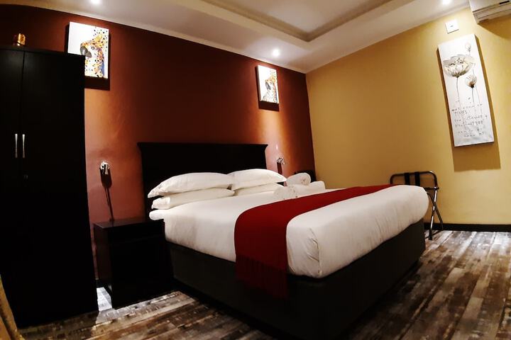 Room 33 of 64