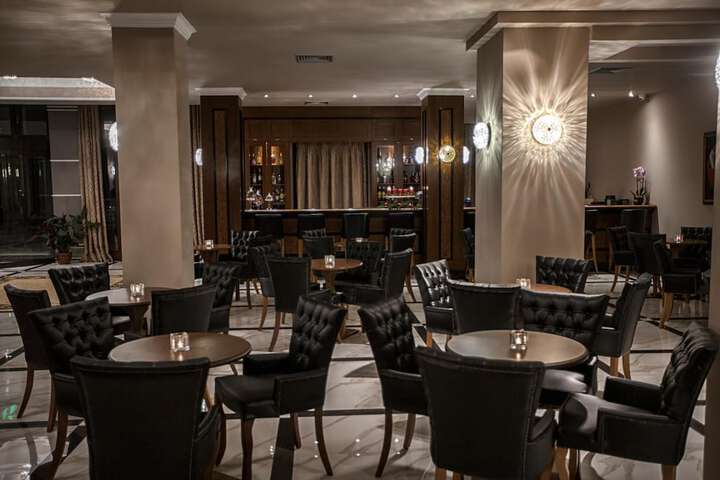 Lounge 31 of 45