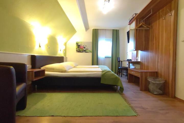 Room 32 of 76