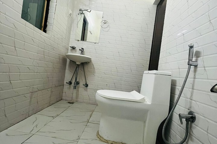 Room 9 of 12