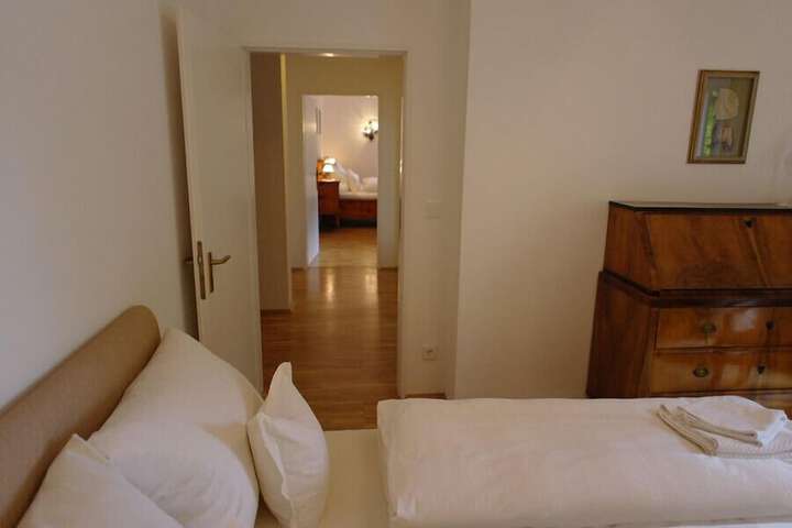 Room 12 of 77