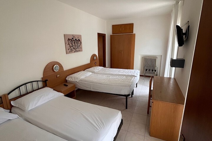Room 6 of 28