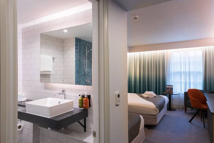 Room 10 of 82