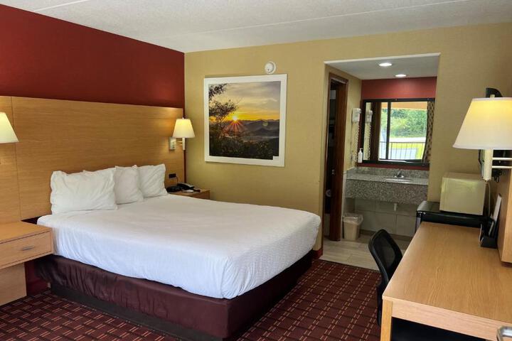 1 Queen Bed (1 of 12)