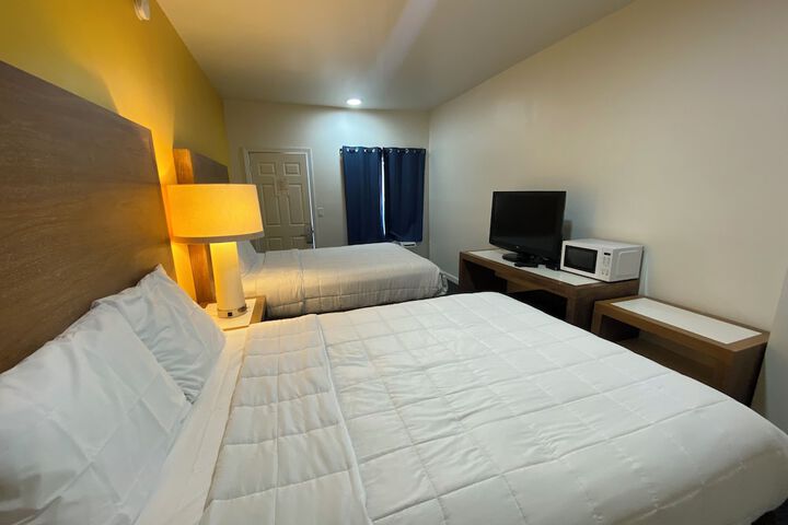 1 Queen Bed (6 of 6)