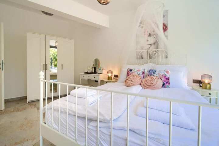 Room 4 of 46