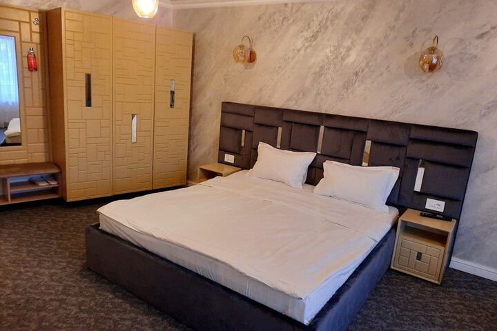 Room 3 of 113