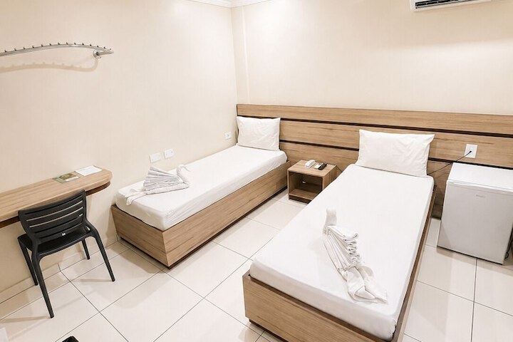 Room 9 of 33
