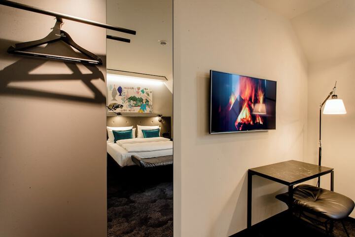 Room 4 of 27