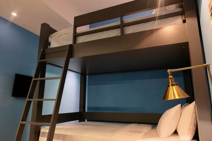 Room 13 of 36