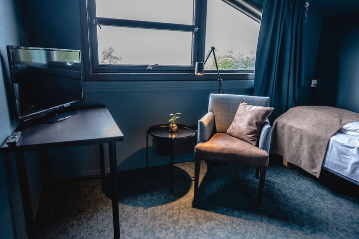 Room 27 of 76