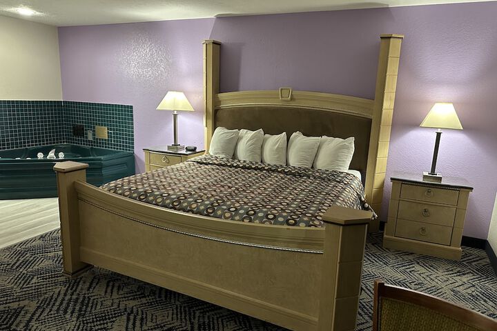 1 King Bed Mobility Accessible Bathtub with Grab Bars (2 of 23)