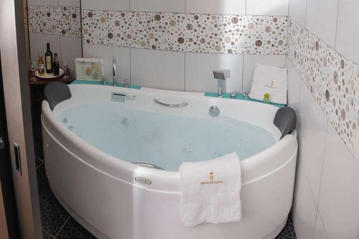 Hot Tub 25 of 29