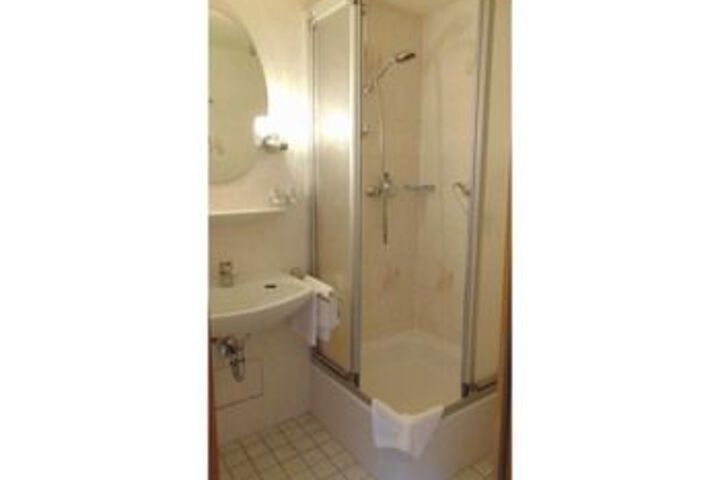 Room 16 of 25