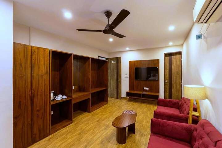 Room 12 of 18