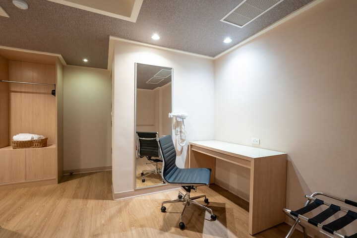 Room 32 of 128