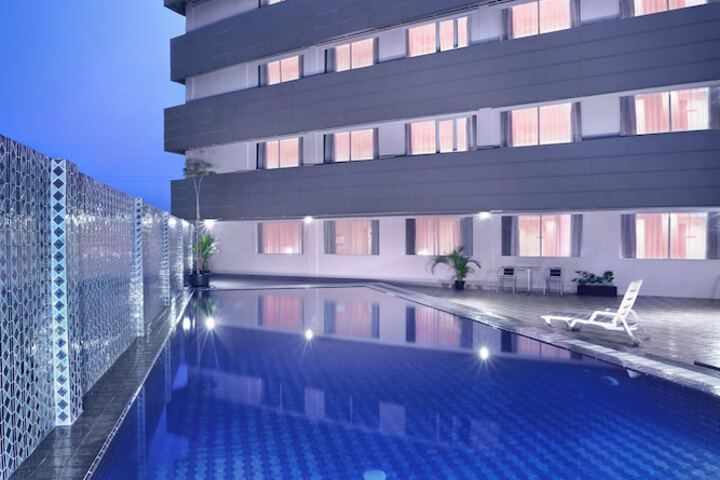 Hotel Pool