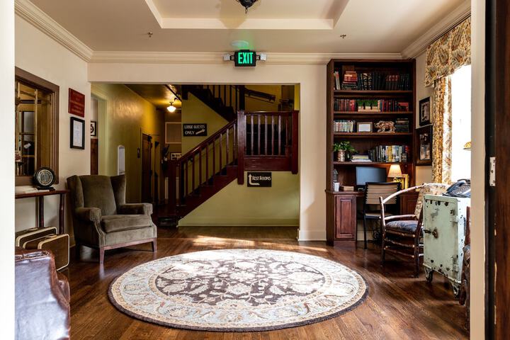 Lobby lounge