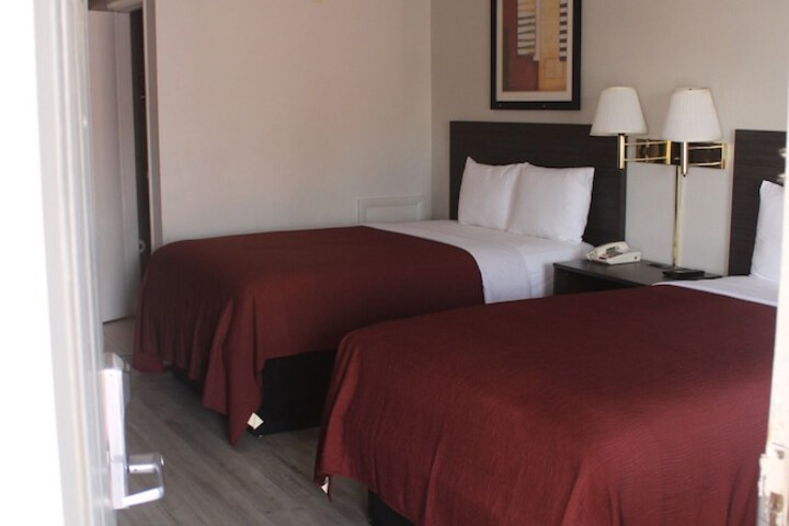 Basic 2 Double Beds (2 of 8)
