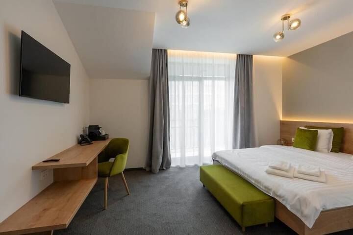 Room 10 of 28