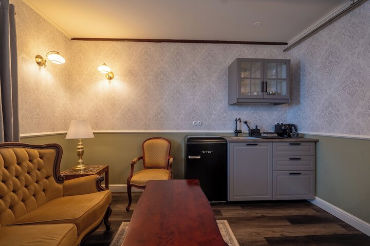 Room 104 of 179