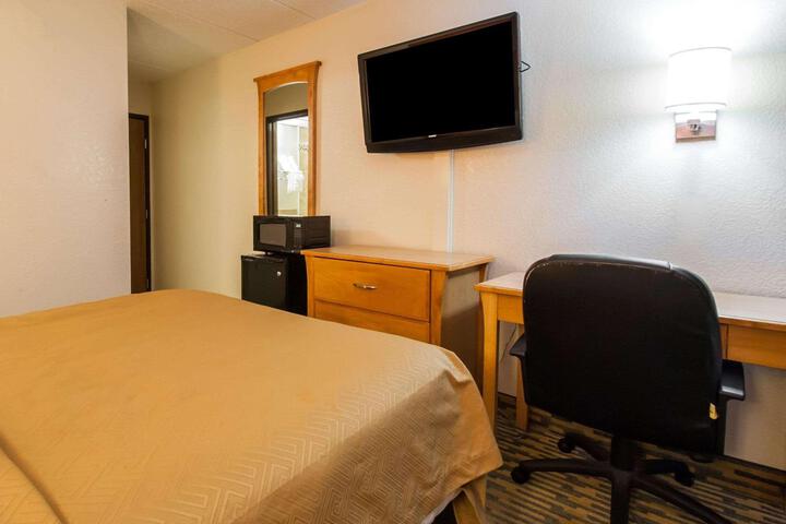 1 Queen Bed (13 of 14)