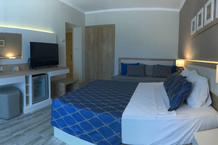 Room 4 of 77