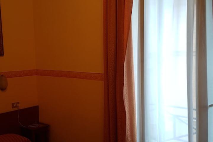 Room 11 of 28
