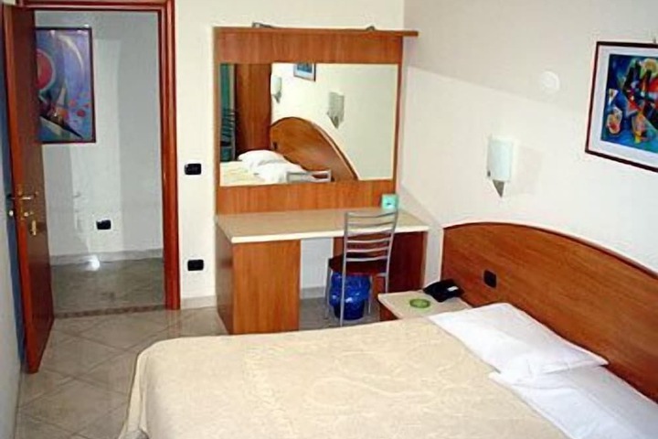 Room 6 of 14
